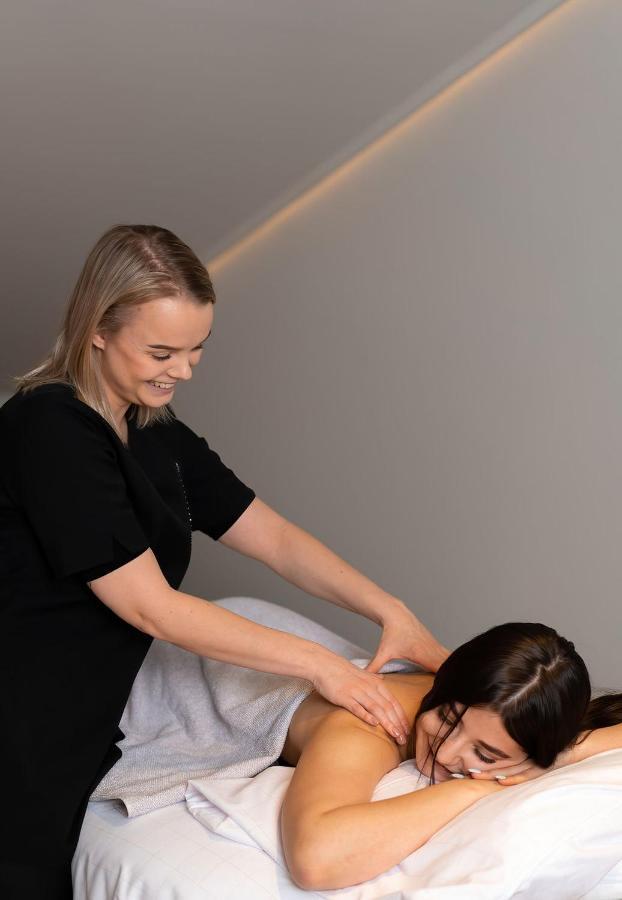 Runo Hotel פורבו מראה חיצוני תמונה A chiropractor treating a patient